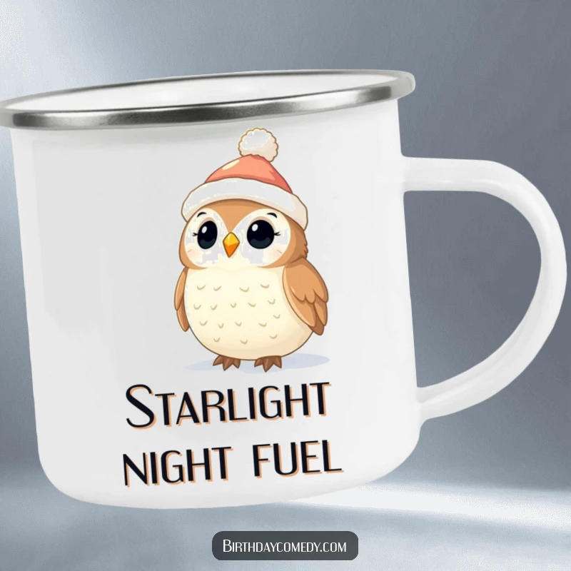 Funny Owl Christmas Camping Mug: A cute owl with a stocking cap enjoys twinkling lights, symbolizing cozy outdoor holiday moments.